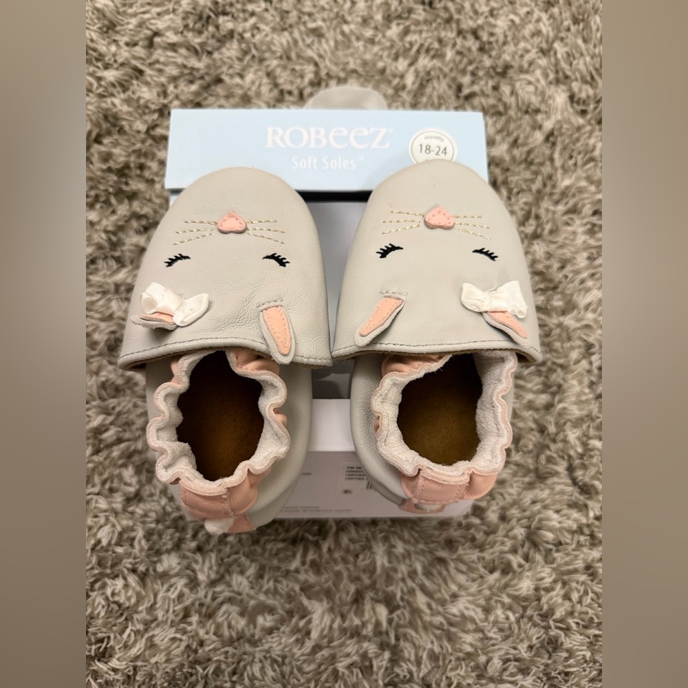 Robeez Soft Soles Gray and Pink Bunny Kids Shoes size 18-24 months.
